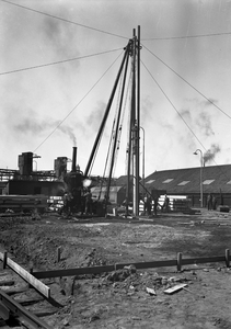 821199 Afbeelding van heiwerkzaamheden op het terrein van de Gemeentelijke Gasfabriek (Wittevrouwensingel 88 / ...